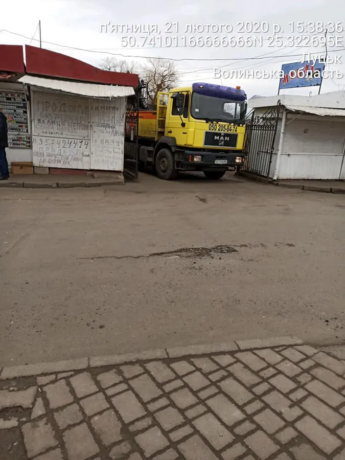 Нові фото зі Старого ринку: муніципали безплатно допомагають підприємцям переїжджати