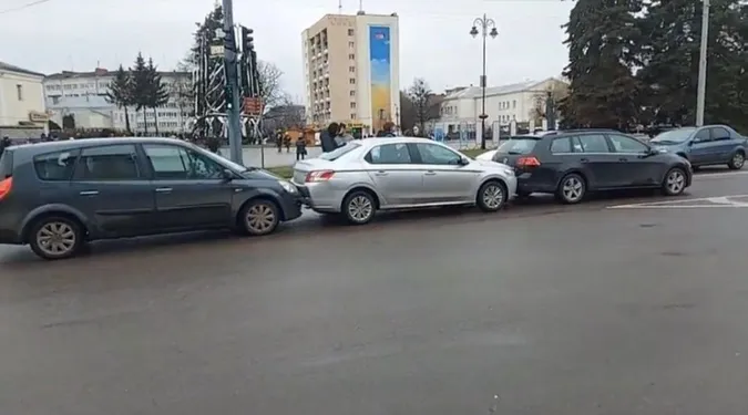 У центрі Луцька сталась аварія: зіштовхнулись три автівки