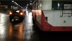 У Луцьку авто наїхало на водія тролейбуса, який усував несправності (фото, відео)