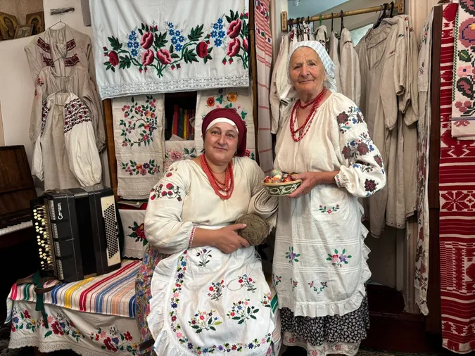 «Моя хата наспівана»: волинянка понад 20 років збирає старовинні вишиванки та народні скарби (фото)