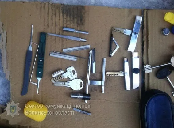 У Луцьку спіймали трьох квартирних злодіїв (фото)