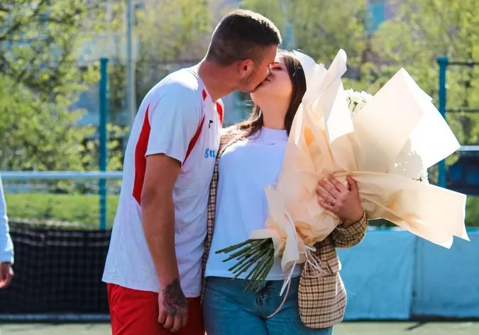 У Луцьку футболіст освідчився коханій під час матчу (відео)