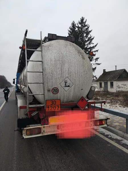 На Волині поліцейські виявили автоцистерну з «лівим» пальним (фото, відео)