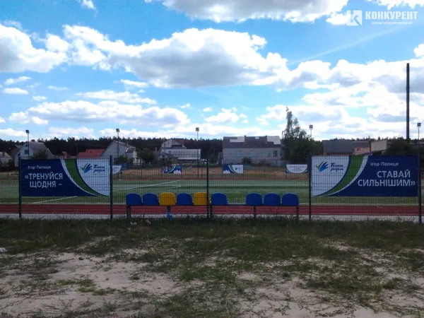 Вибори в 23 окрузі: кандидати агітують на дверях психлікарні (фото)