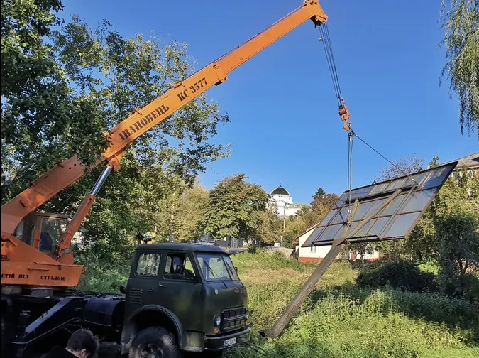 У центрі Луцька зрізали бігборд (фото, відео)