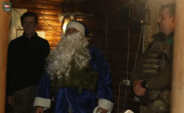 Командир 14-ї ОМБр на передовій вручив бійцям і бійчиням нагороди та подарунки (фото)
