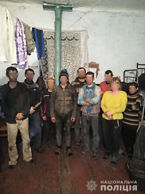 Злочинна банда утримувала в рабстві майже сто людей (фото, відео)