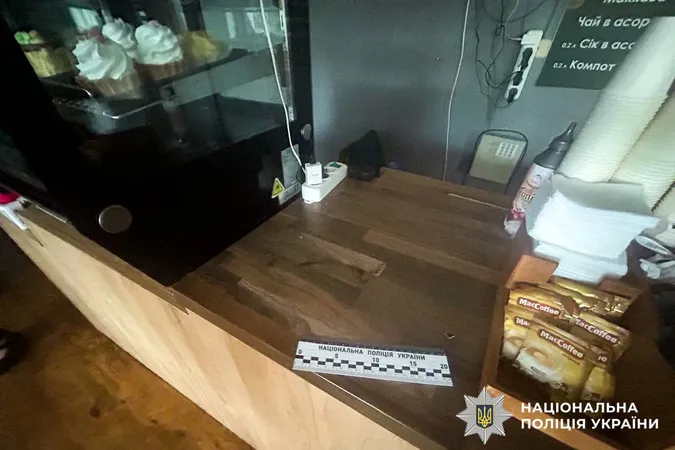 У Рівному чоловік «обніс» їдальню, викравши кавомашину й готівку (фото)