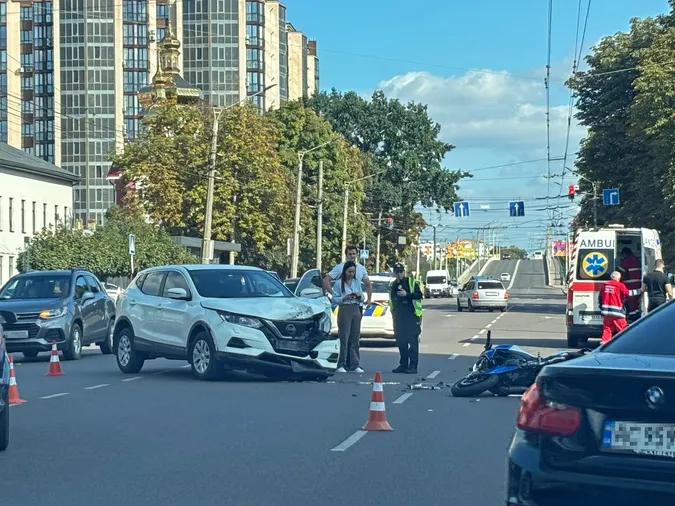 Мотоцикліст – у лікарні: деталі аварії у Луцьку на Рівненській (фото)