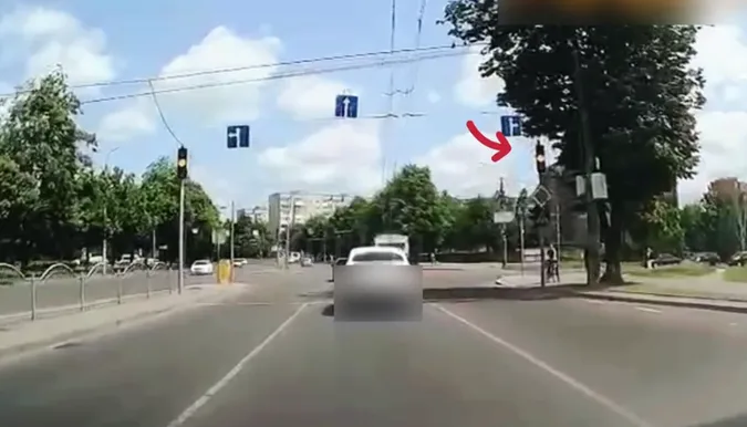 У Луцьку «мерседес» пролетів на заборонений сигнал світлофора (відео)