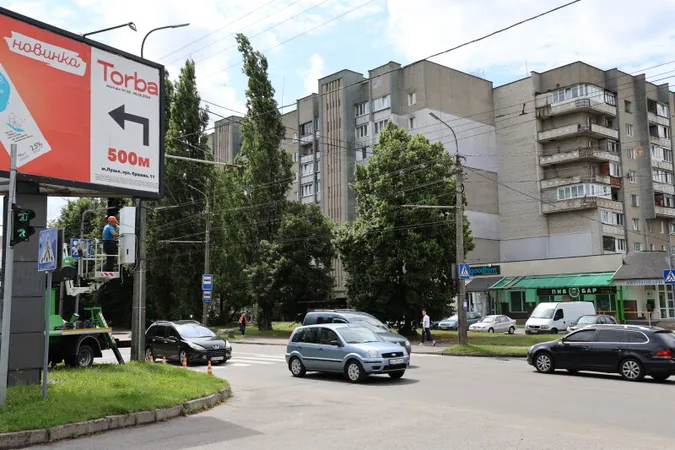 У Луцьку ще один світлофор обладнали сонячними панелями (фото)