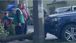 У Луцьку на Ковельській Touareg зламав дерево на тротуарі (відео)