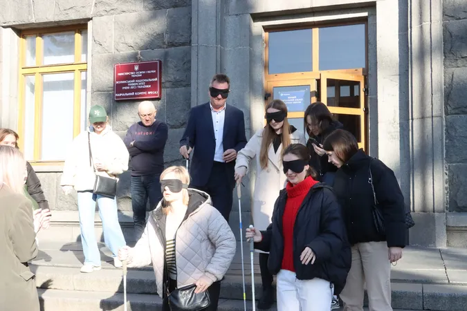 Луцьким студенткам завʼязали очі та відправили гуляти по місту: для чого (фото)