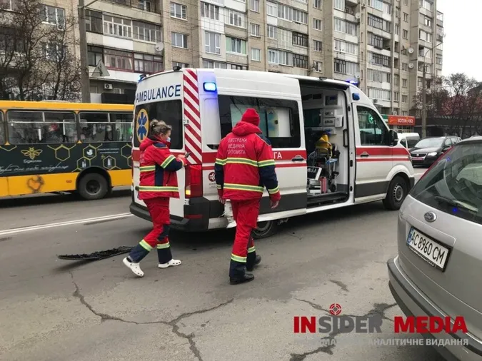 У Луцьку на проспекті Грушевського сталася ДТП зі «швидкою» – є постраждалі (фото)