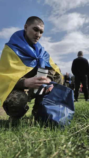 Щем і сльози: у мережі показали зворушливі кадри з обміну полонених (фото)