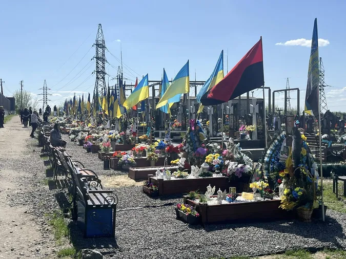 Шокуючий Великдень у Луцькому районі: жінка осквернила Алею Слави (фото)