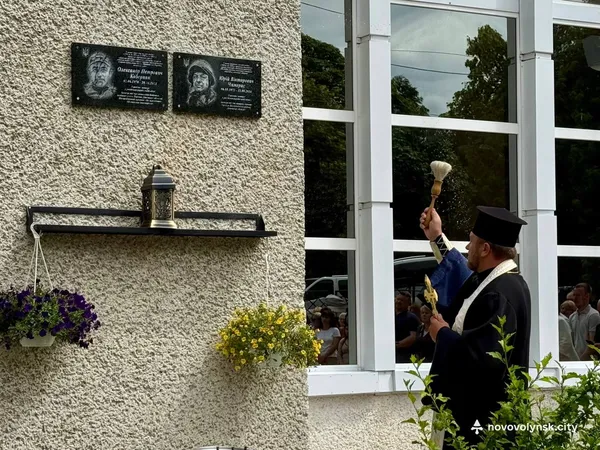 Вони навчали дітей музиці, а загинули за Україну: у Нововолинську відкрили дошки пам’яті освітянам (фото)