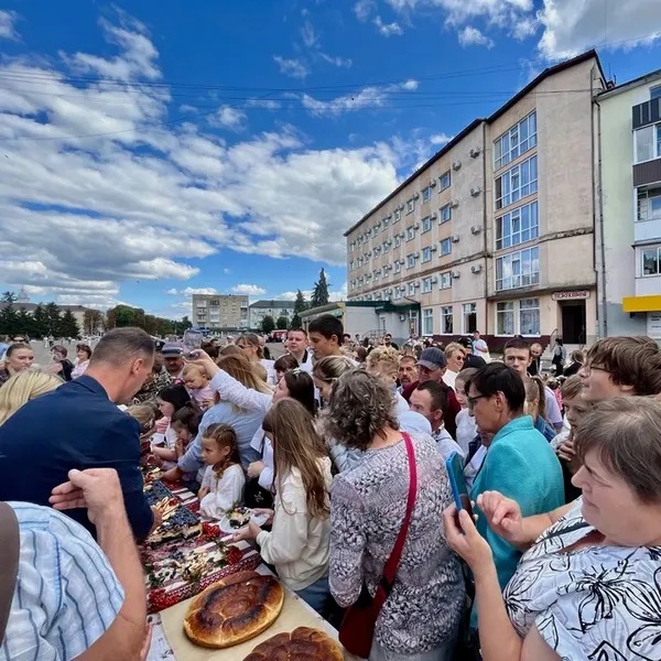 У Володимирі спекли велетенський «Пиріг Незалежності» (фото)
