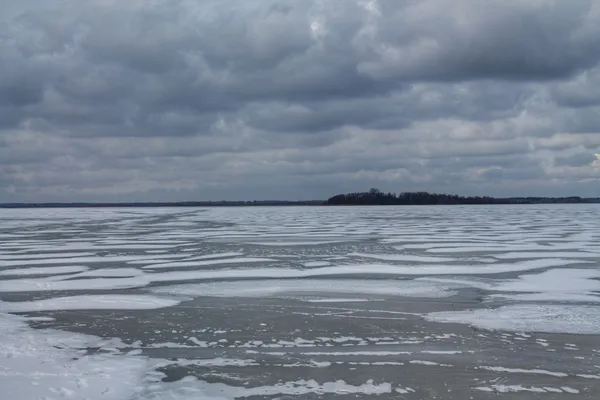 Краю не видно: Світязь перетворився на крижану пустелю (фото)