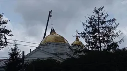 На соборі в центрі Луцька зняли хрест: що відбувається (фото, відео)