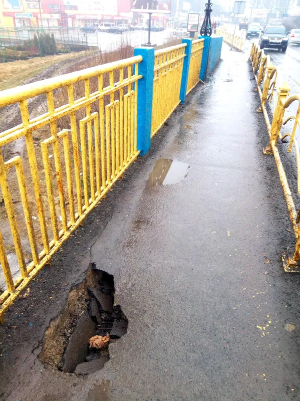 У Луцьку на вулиці Шевченка провалюється міст (фото)