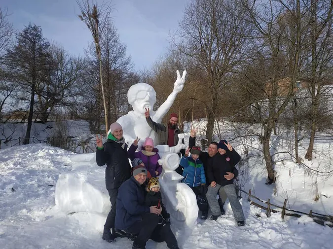 У Рокинях  з’явився величезний сніговий байкер (фото)