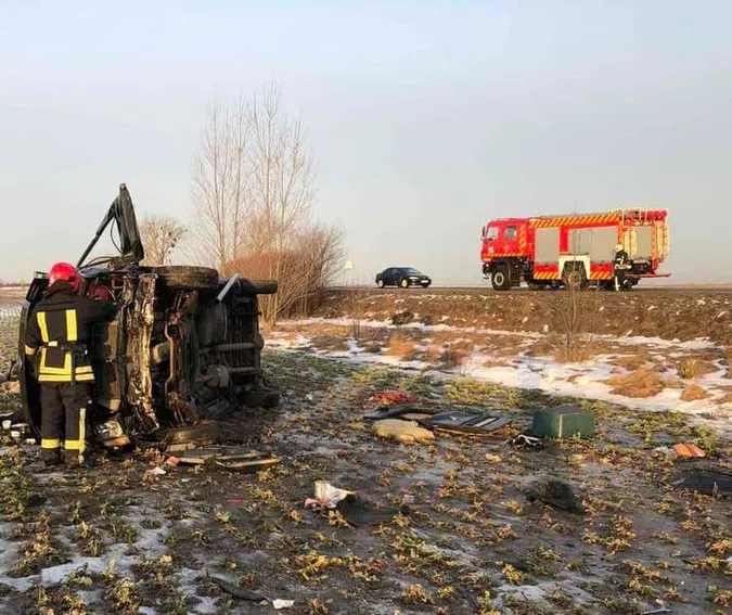 Загинув чоловік: деталі ДТП на Волині, в якій перекинувся бус