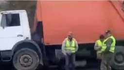Неподалік Луцька перевернувся сміттєвоз (відео)