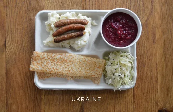 Чим харчуються діти у школах світу (ФОТО)