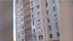 У Луцьку чоловік намагався вистрибнути з вікна багатоповерхівки (відео)