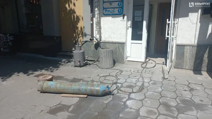«Стрельнув» шланг: балон на Лесі Українки налякав пів Луцька (фото, відео)