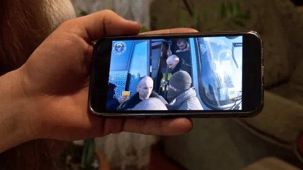 Микола Гойдало (по центру внизу) вийшов з автомобіля після повернення на територію України
