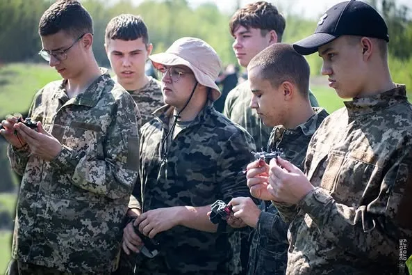Польова форма, дрони, турнікети: на Волині провели навчальні збори для школярів (фото)