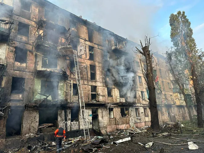 Є загиблі та постраждалі: вночі окупанти влучили в 5-поверхівку у Кривому Розі (оновлено)