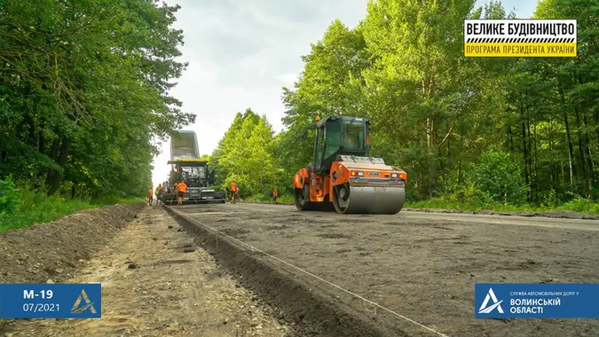 На Волині ремонтують дорогу біля кордону: рух обмежений (фото, відео)