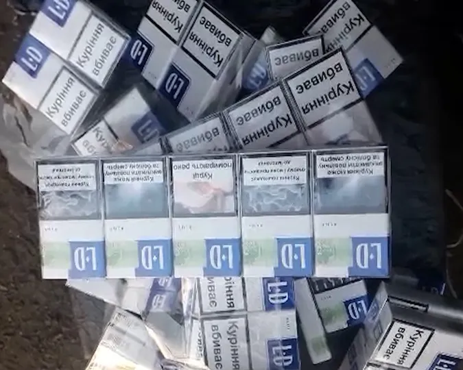На кордоні Волині з Польщею виявили присипані рудою 1,5 тисячі пачок сигарет