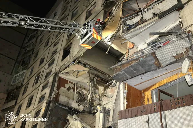 Росіяни вдарили по багатоповерхівці у Харкові – є жертви (фото)