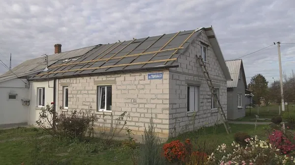Пошкоджений ракетними обстрілами, 22 жовтня, будинок лучанина В'ячеслава Лимаря