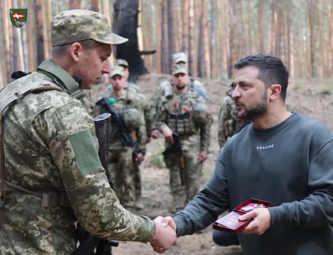 Зеленський нагородив бійців 14-ї ОМБр в зоні бойових дій (фото)
