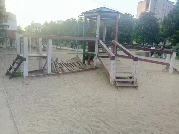 У Луцьку дитина травмувалася на поламаному дитячому майданчику