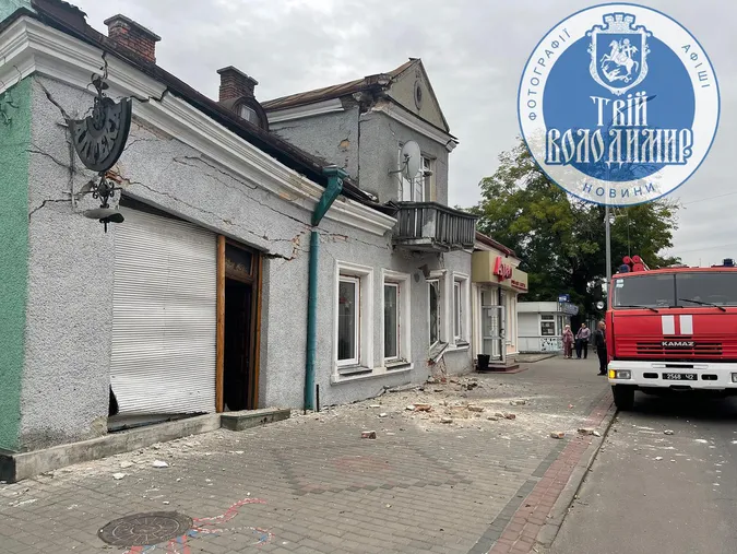 У Володимирі-Волинському обвалилася двоповерхова будівля в центрі міста (фото, відео)