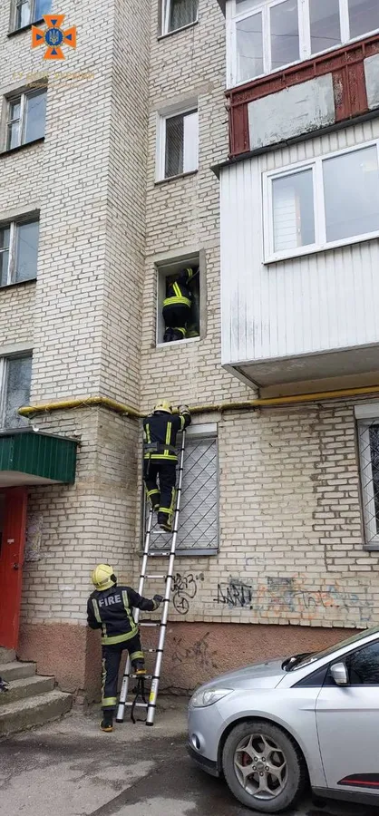 Довелося лізти у вікно: у Ковелі 2-річну дитину зачинили у квартирі (фото)