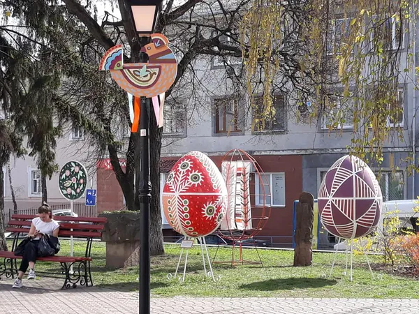 Арки, писанки, птахи: луцькі вулиці «одягнули» до Великодня (фото)