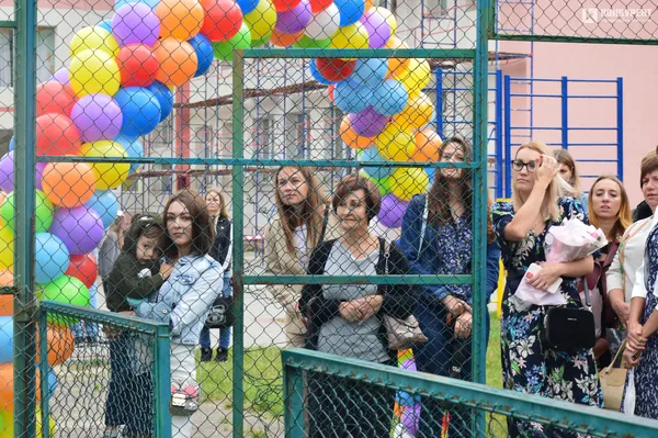 Квіти, вітання та першачки: у луцькій школі №9 пролунав перший дзвоник (фото)