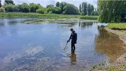 Водолази обстежують Стир з металошукачем: що шукають (фото)