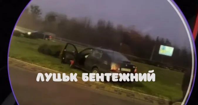 У Луцьку на Набережній автівка «вилетіла» на кільце (відео)