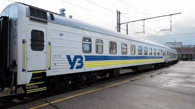 Укрзалізниця вирішила змінити колір вагонів (фото)