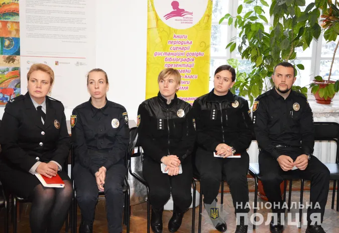 Патрульні пояснили різницю між фліртом і сексуальним домаганням учням (фото)