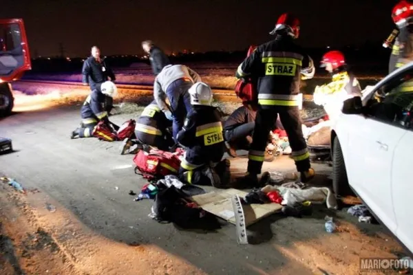 У Польщі електричка врізалася в автомобіль: загинуло троє українців (фото, відео) 