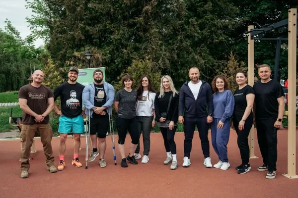 «Місто, рухайся!»: пів сотні лучан зібралися на перше тренування просто неба (фото)